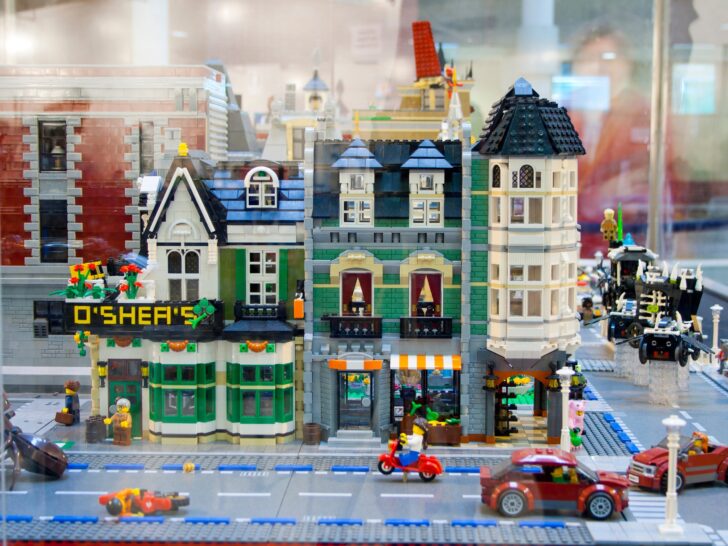 LEGO display met kasten en planken
