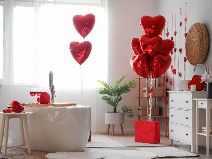 Romantische DIY Valentijnsdag versiering: Slingers, lichtjes en ballonnen decoratie - Mamaliefde.nl