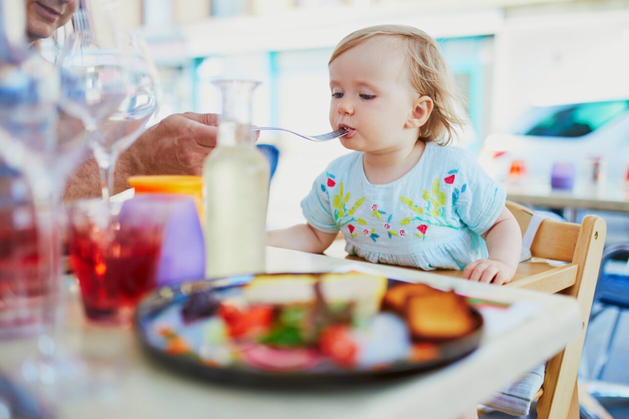 Uit eten met jonge kinderen: Tips voor een stressvrije ervaring - Mamaliefde.nl