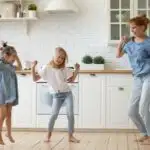 Oppas tarieven; hoeveel betaal je een babysitter (per uur)? - Mamaliefde.nl