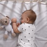 Baby in eigen bed leren slapen en wat als hij dat niet wil - Mamaliefde.nl