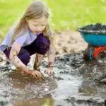 Spelen met modder: spelletjes, activiteiten en voordelen - Mamaliefde.nl