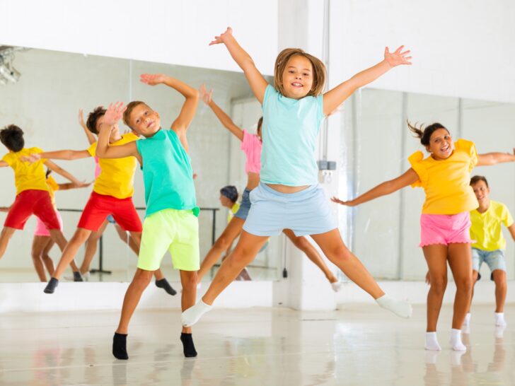 Muzikale dans spelletjes om te bewegen, als warming-up of voor de kinderdisco