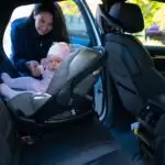 Kind achterwaarts in auto - Mamaliefde.nl