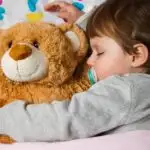 Slapen met knuffel; wat als je kind gehecht is aan knuffel? - Mamaliefde.nl