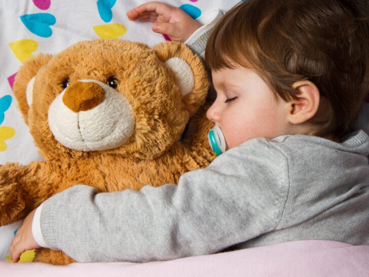Slapen met knuffel; wat als je kind gehecht is aan knuffel?