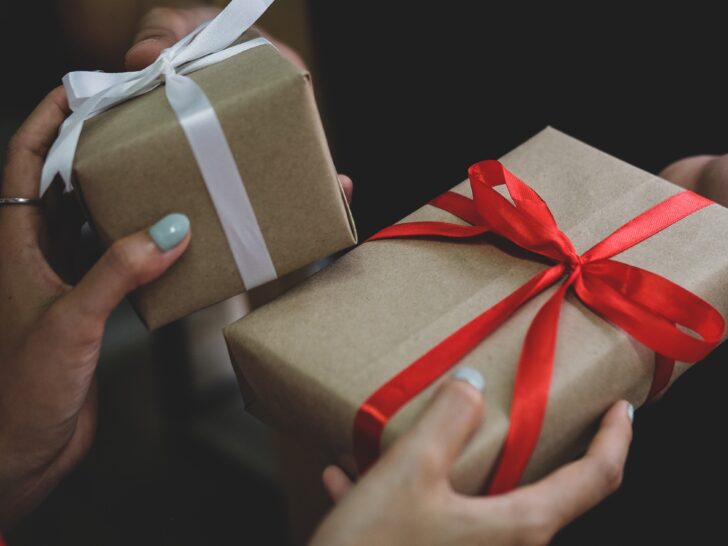 Wel of niet cadeautjes kopen voor je partner; en wat dan?