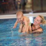 Baby leren zwemmen; van watergewenning tot overlevingszwemmen - Mamaliefde.nl