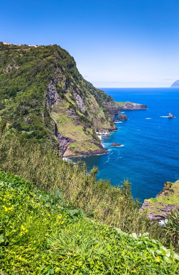 Flores De 10 zonnigste en warmste eilanden in Europa voor een zomerse vakantie