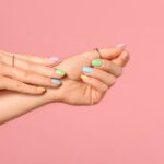 Trendy pastelkleurige nagels en simpele eenvoudige lente Nail Art met glitters, french manicure en roze, paars, groen, blauw, oranje, lila en geel. - Mamaliefde.nl