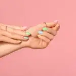 Trendy pastelkleurige nagels en simpele eenvoudige lente Nail Art met glitters, french manicure en roze, paars, groen, blauw, oranje, lila en geel. - Mamaliefde.nl